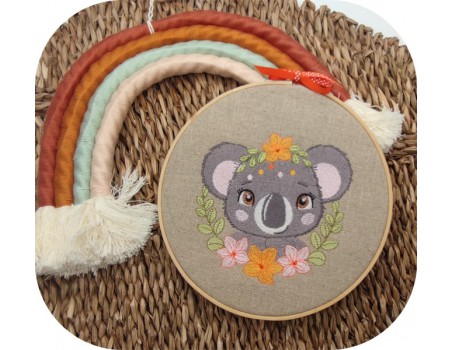 Motif de broderie machine koala avec ses fleurs