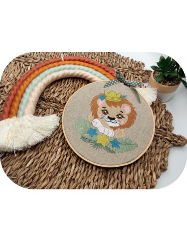 machine embroidery design crowned lion