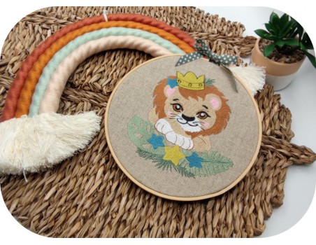 machine embroidery design crowned lion