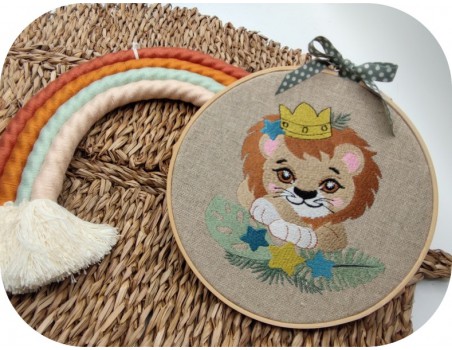 machine embroidery design crowned lion