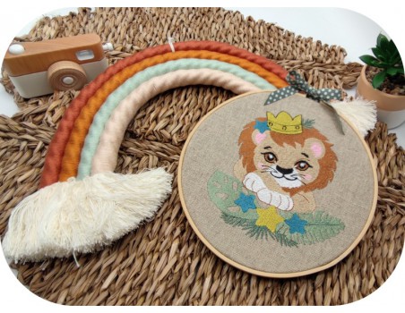 machine embroidery design crowned lion