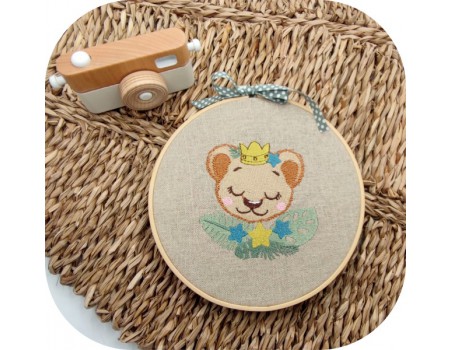 machine embroidery design sleeping crowned lion  with star