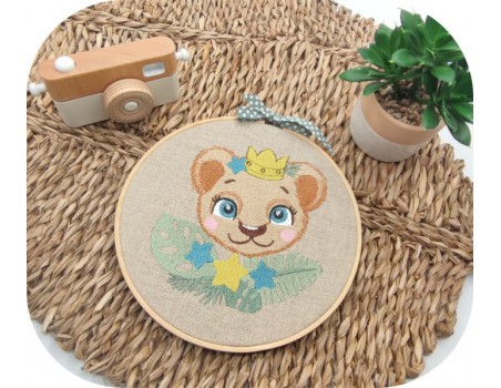 machine embroidery design crowned lion with star