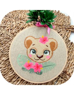 Motif de broderie machine la lionçonne avec ses fleurs