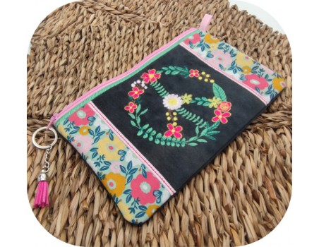 Motif de broderie machine ITH trousse peace and love fleurs