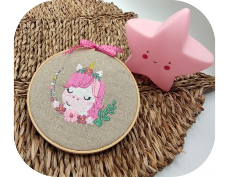 Motif de broderie machine licorne endormie avec ses fleurs