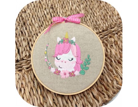 Motif de broderie machine licorne endormie avec ses fleurs