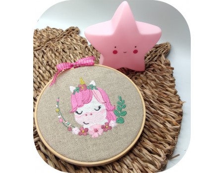 Motif de broderie machine licorne endormie avec ses fleurs