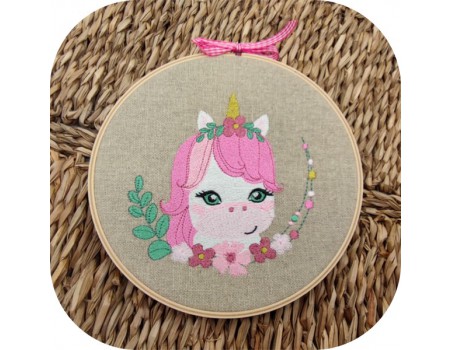 Motif de broderie machine licorne avec ses fleurs