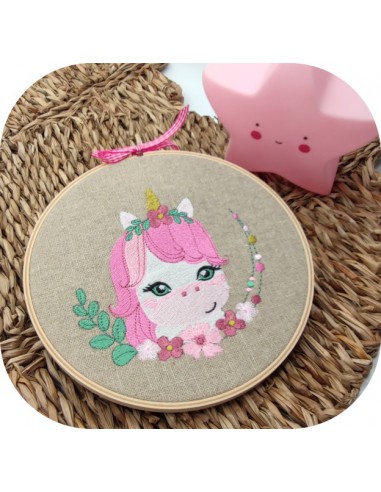 Motif de broderie machine licorne avec ses fleurs