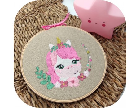 Motif de broderie machine licorne avec ses fleurs