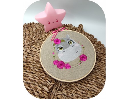 Motif de broderie machine l'hippopotame  avec ses fleurs