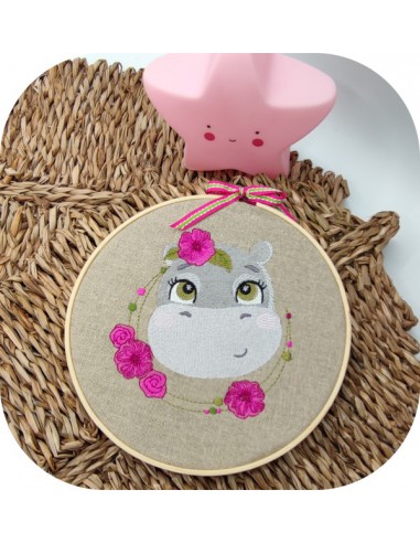 Motif de broderie machine l'hippopotame  avec ses fleurs