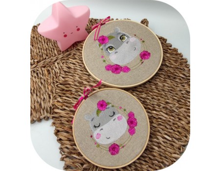 Motif de broderie machine l'hippopotame  avec ses fleurs