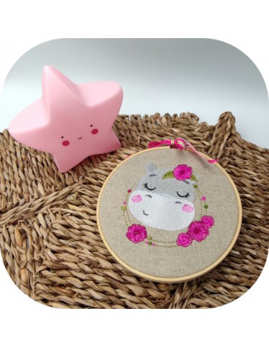 Motif de broderie machine l'hippopotame endormie avec ses fleurs