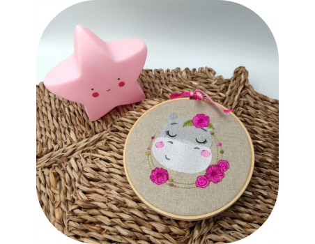 Motif de broderie machine l'hippopotame endormie avec ses fleurs