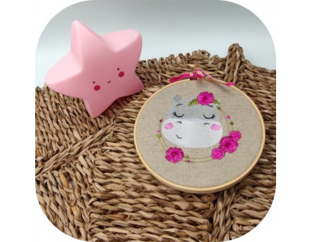 Motif de broderie machine l'hippopotame endormie avec ses fleurs