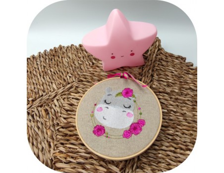 Motif de broderie machine l'hippopotame endormie avec ses fleurs