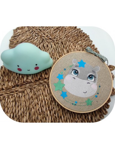 Motif de broderie machine l'hippopotame avec ses étoiles