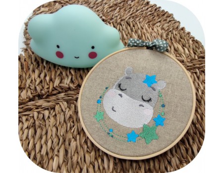 Motif de broderie machine l'hippopotame endormi avec ses étoiles