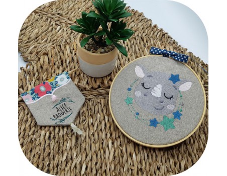 Motif de broderie machine rhinocéros endormi  avec ses étoiles