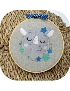 Motif de broderie machine rhinocéros endormi  avec ses étoiles