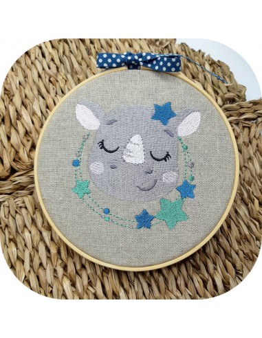 Motif de broderie machine rhinocéros endormi  avec ses étoiles