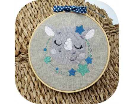 Motif de broderie machine rhinocéros endormi  avec ses étoiles