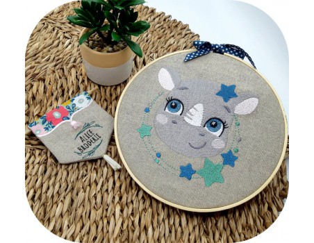 Motif de broderie machine rhinocéros avec ses étoiles