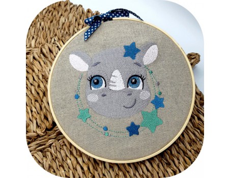 Motif de broderie machine rhinocéros avec ses étoiles