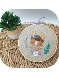 Motif de broderie machine ânesse endormie avec ses fleurs