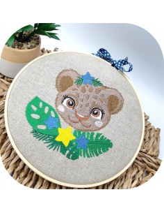 Motif de broderie machine léopard avec ses étoiles