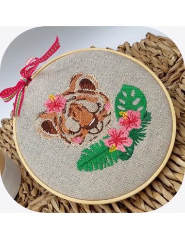 Motif de broderie machine tigresse  endormie avec ses fleurs