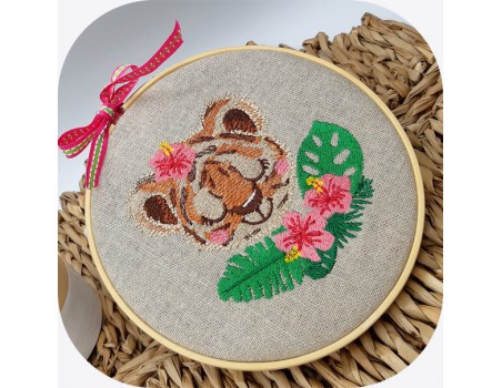 Motif de broderie machine tigresse  endormie avec ses fleurs