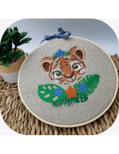 Motif de broderie machine tigre avec ses étoiles