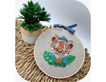 Motif de broderie machine tigre  endormi avec ses étoiles