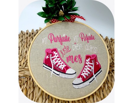 Motif de broderie machine texte et  baskets en appliqué