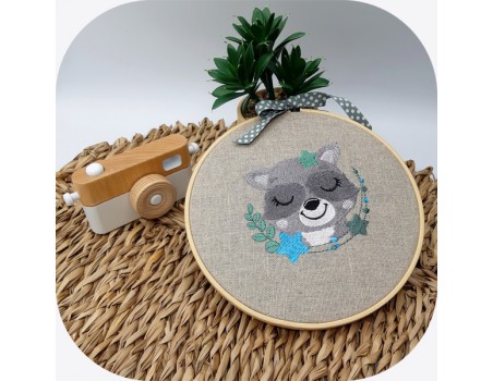 Motif de broderie machine raton laveur  endormi avec ses étoiles