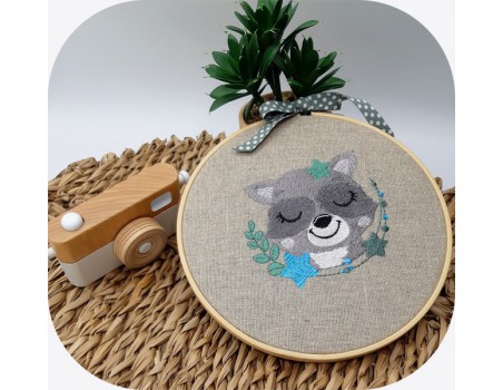 Motif de broderie machine raton laveur  endormi avec ses étoiles