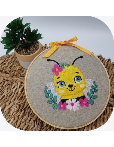 machine embroidery design bee with flowers