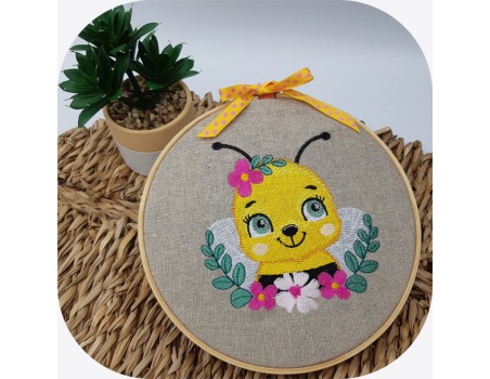 machine embroidery design bee with flowers