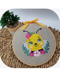 machine embroidery design bee with flowers