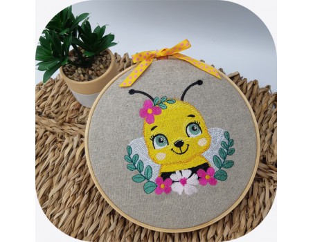 machine embroidery design bee with flowers