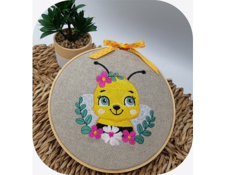machine embroidery design bee with flowers