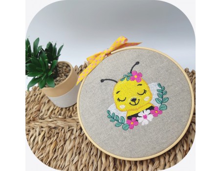 machine embroidery design sleeping  bee with flowers