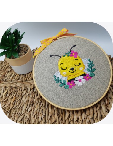 machine embroidery design sleeping  bee with flowers