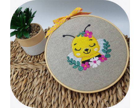 machine embroidery design sleeping  bee with flowers
