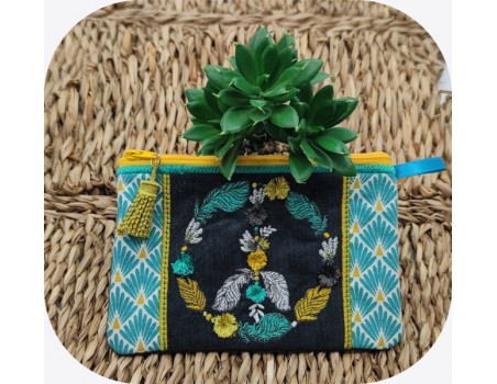 Motif de broderie machine ITH trousse pompons Boho et ses plumes