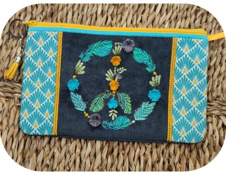 Motif de broderie machine ITH trousse pompons Boho et ses plumes en mylar