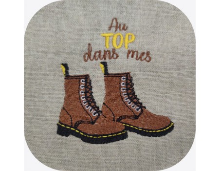 Motif de broderie machine texte et chaussures montantes